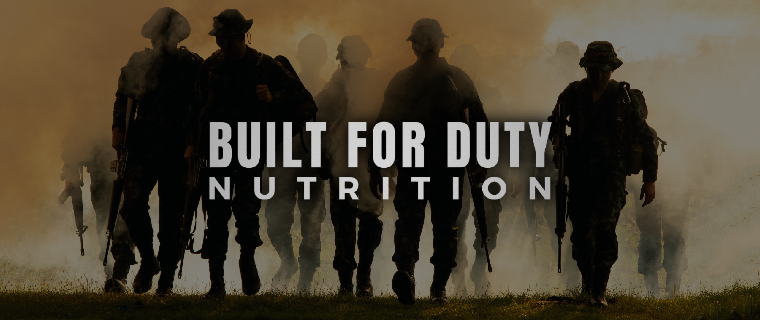 Soldaten marschieren durch Rauch, darüber der Schriftzug Built for Duty Nutrition – Protein‑ und Fitness‑Supplements für Einsatzkräfte